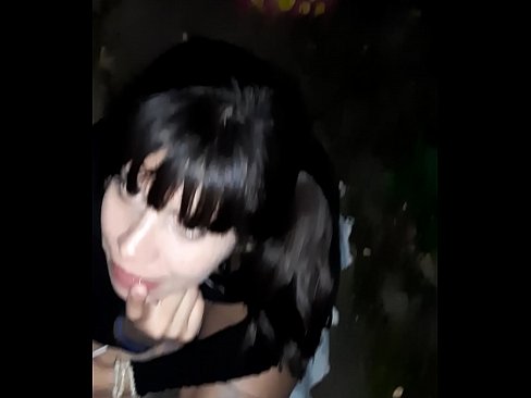 ❤️ Op der Strooss geschwollen Penis am Austausch fir Séissegkeeten ❤❌ Qualitéit Porno bei eis ☑