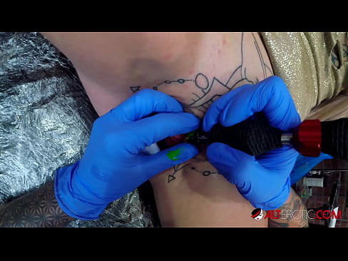 ❤️ Extrem tattooed Hottie Sully Savage krut en Tattoo op hirem Klitoris ❤❌ Qualitéit Porno bei eis ☑