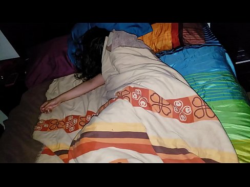 ❤️ Stiefson beréiert seng jonk Stéifmamm wärend hatt schléift. ❤❌ Qualitéit Porno bei eis ☑