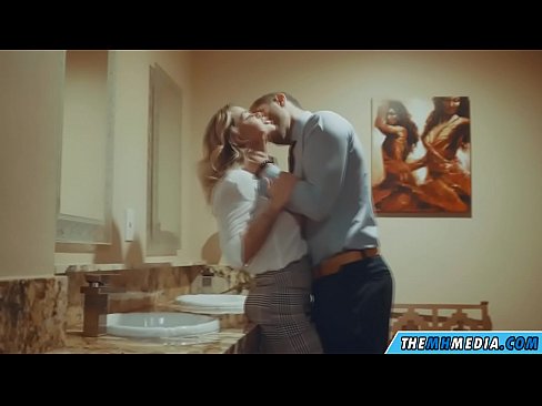 ❤️ Wann eng Busty Blond Iech an engem ëffentlechen Toilette verféiert ❤❌ Qualitéit Porno bei eis ☑